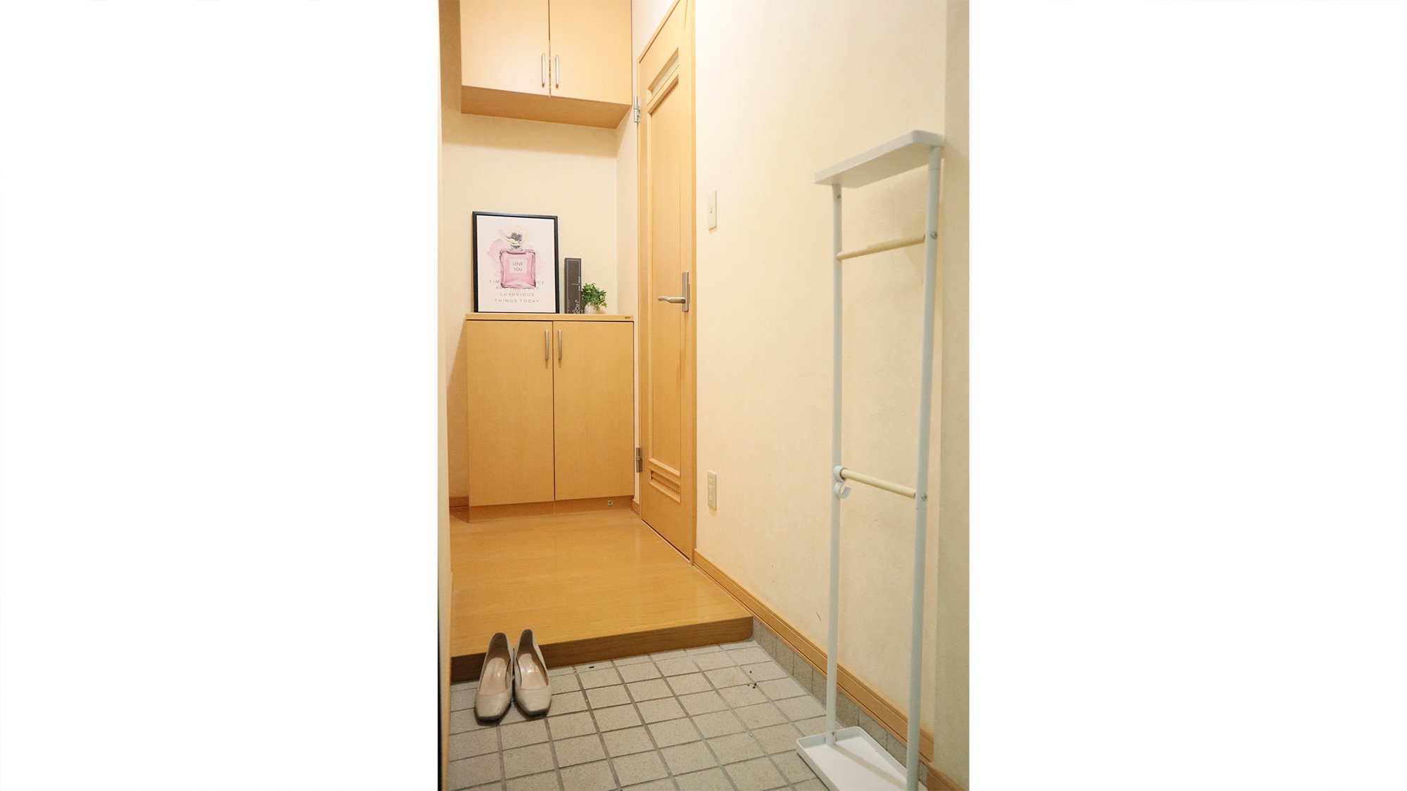 ・【玄関】明るい玄関。傘立て、シューズボックス完備で、すっきり収納