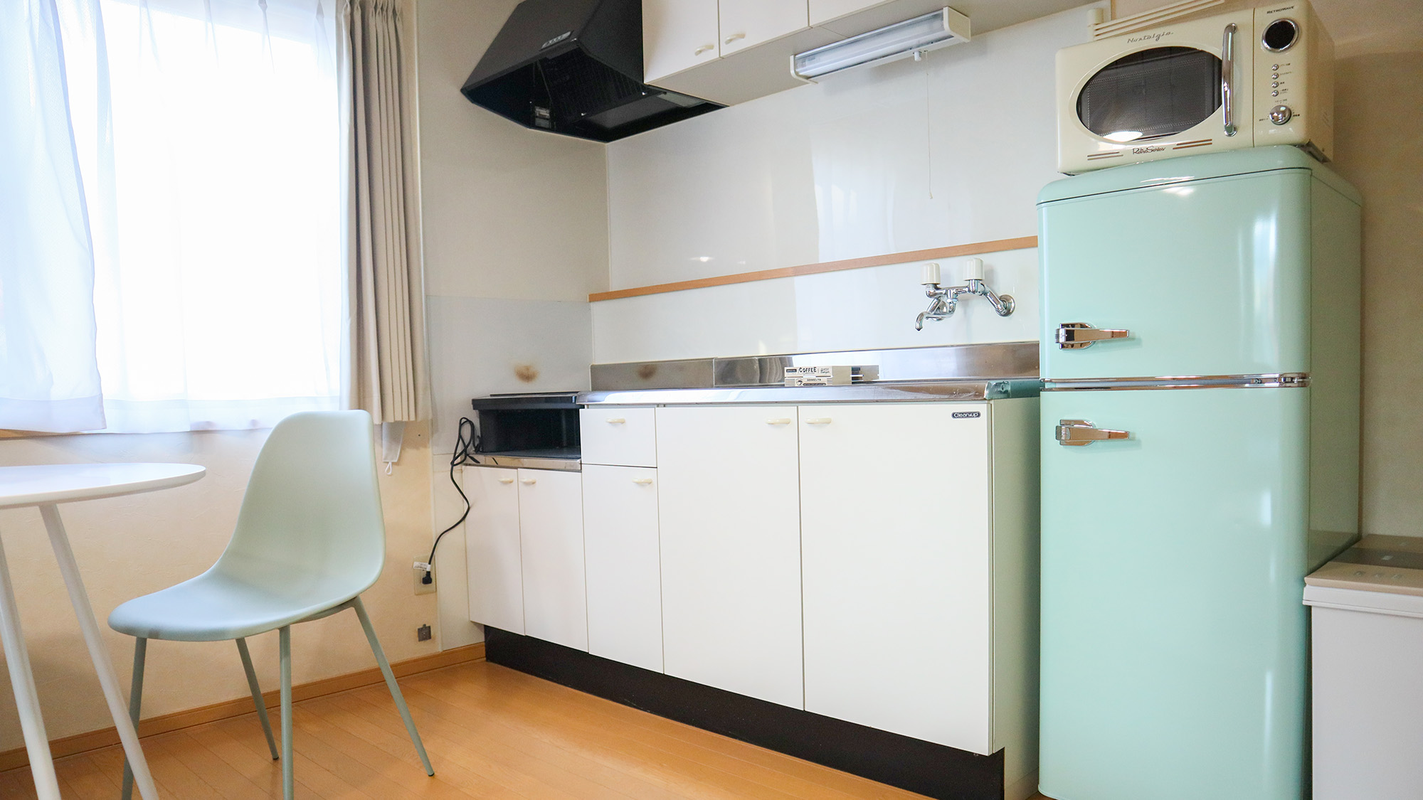 ・【キッチン】レトロ感ある電子レンジと冷蔵庫が、おしゃれな空間を演出