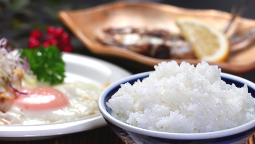 【朝食】-地元のお米はふっくら甘みがあります-　