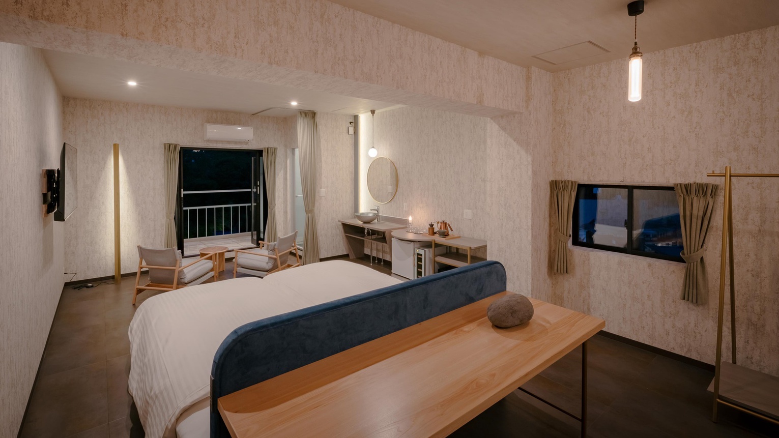 【眺めの部屋】森に浮くお部屋です。楕円の湯舟に浸かれば、視界に入るのは森と空だけ
