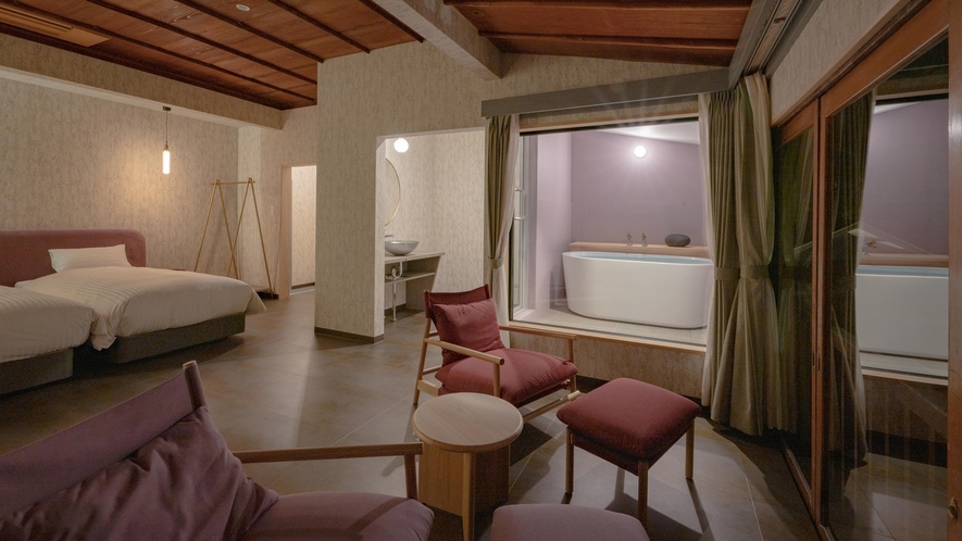 【黄昏の部屋】客室と浴室を大きな硝子で仕切り、開放感のある空間に