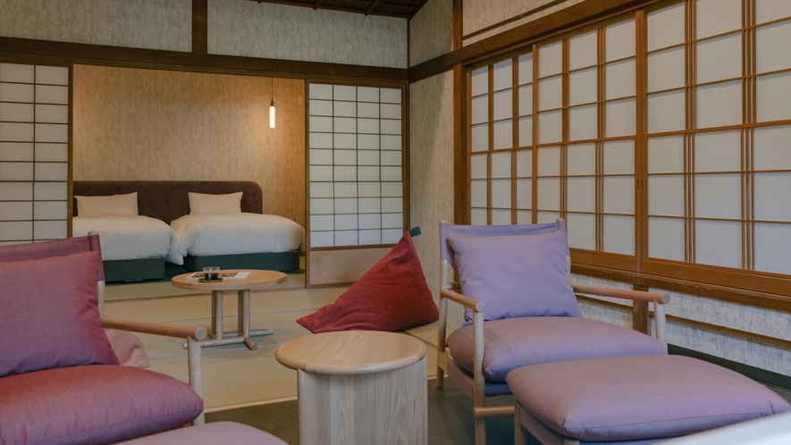 【中庭の部屋】当時の"離れ"として作られたお部屋です。庭に面する温泉で、日本の趣に浸かります