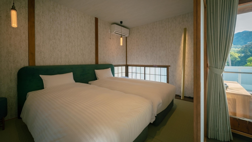 【高台の部屋】最高級の眠りを約束するシモンズ社製のベッドで、 ゆっくりお寛ぎください。