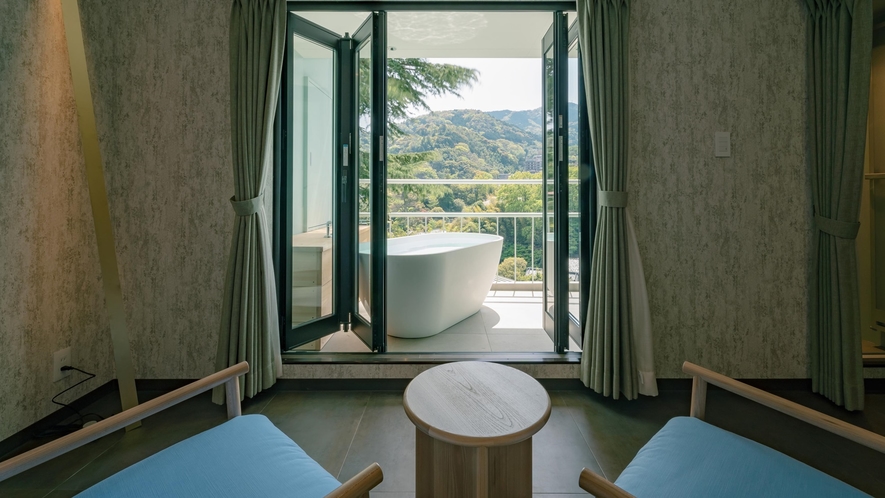 【眺めの部屋】屋外テラスのお風呂がある「眺めのお部屋」。文字通り、景色をお楽しみいただけます