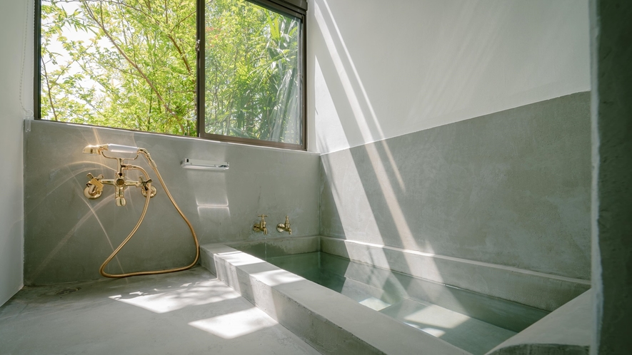 【木漏れ日の部屋】昭和時代に作られたレトロな湯舟をリメイクし、光あふれるお風呂に仕上げました