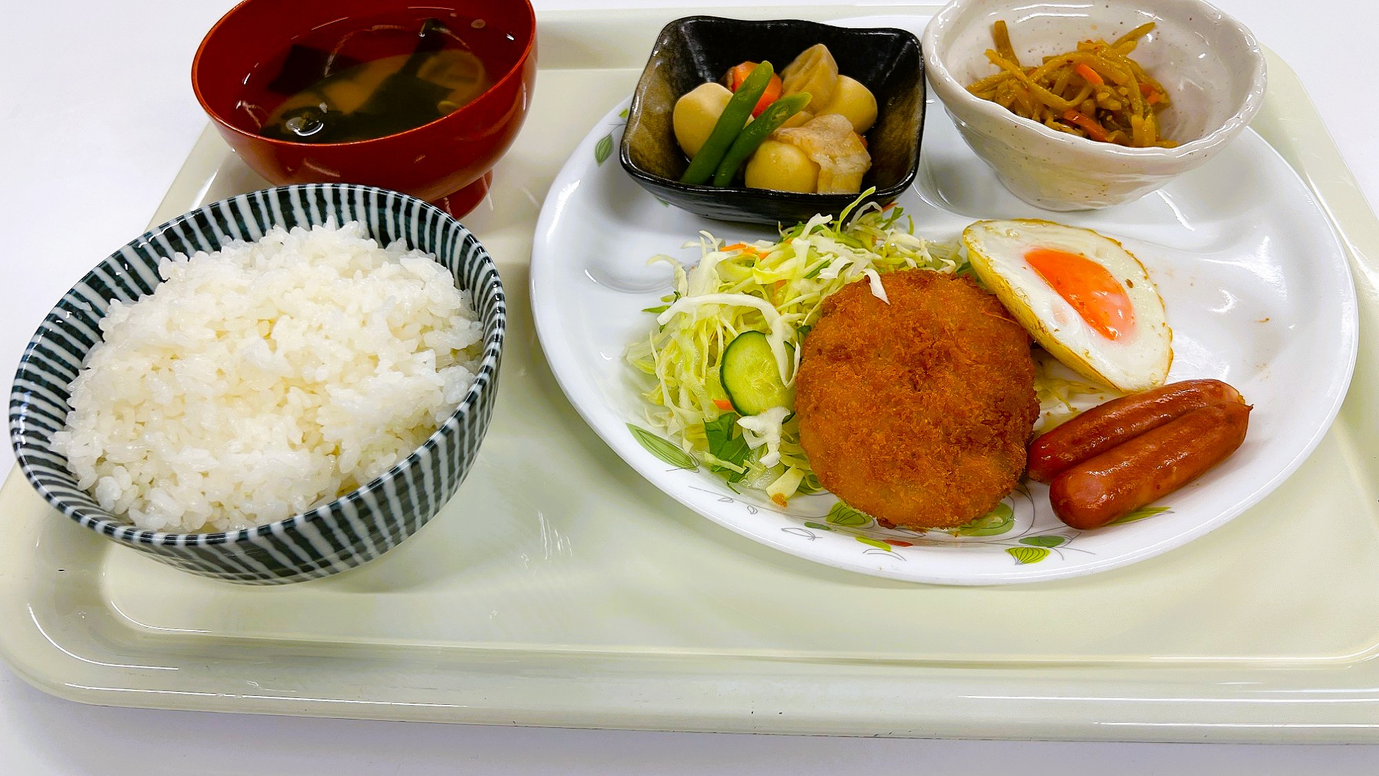 ご朝食一例：できたてのお料理を日替わりメニューにてお楽しみいただけます。