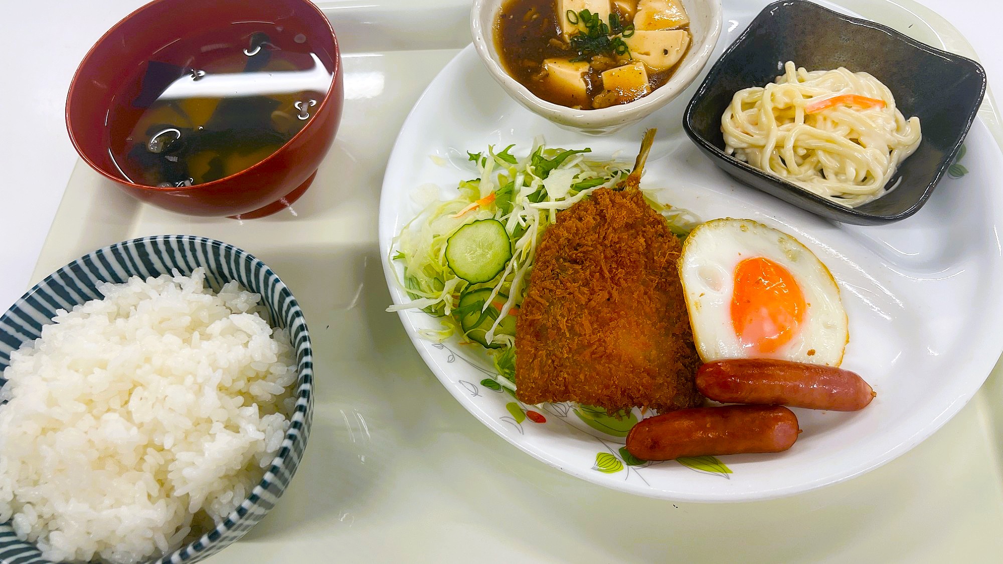 朝食一例：できたてのお料理を日替わりメニューにてお楽しみいただけます。