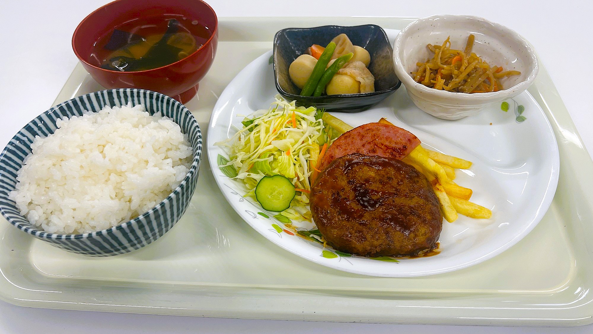 ご朝食一例：できたてのお料理を日替わりメニューにてお楽しみいただけます。