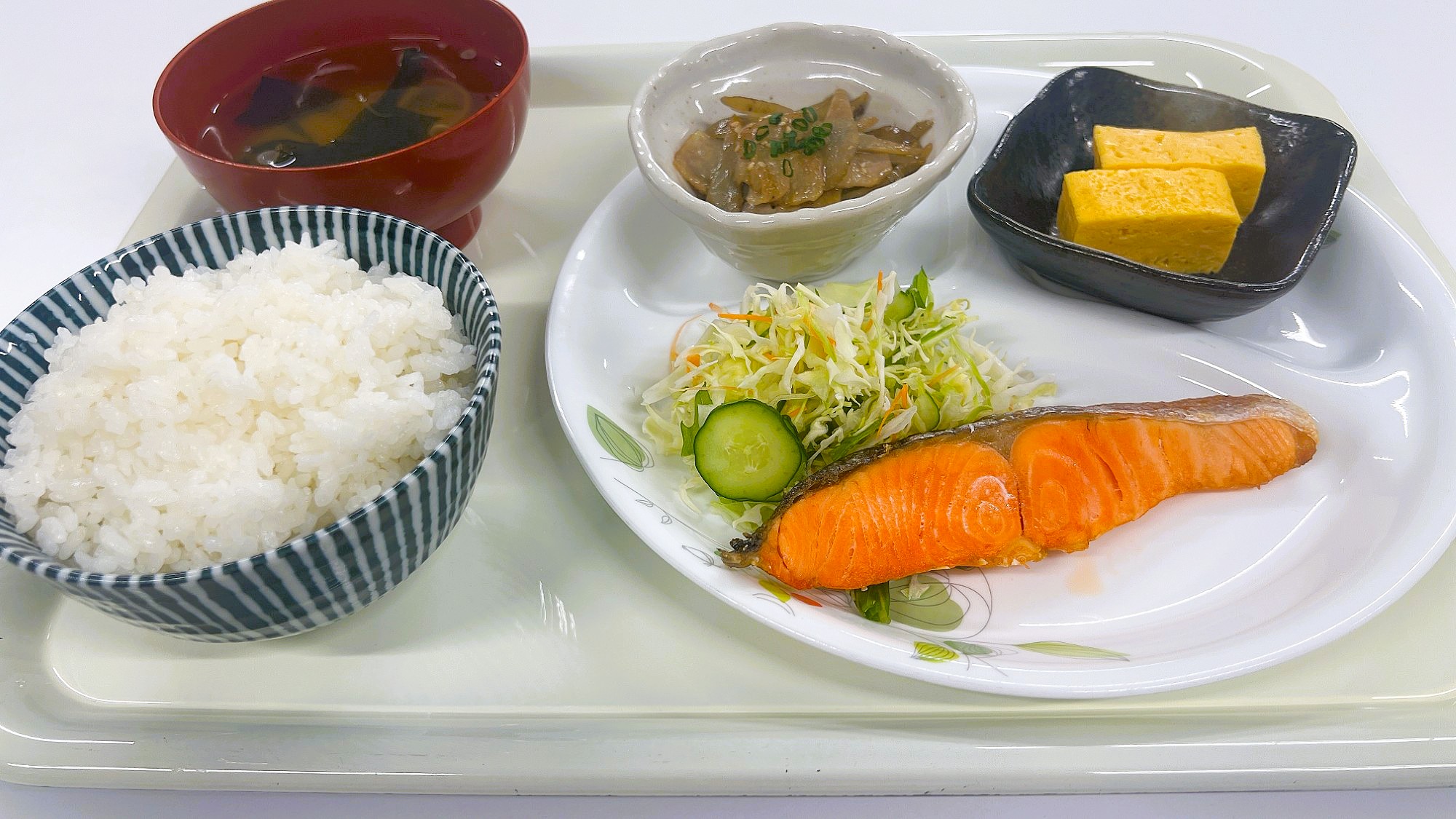 朝食一例：できたてのお料理を日替わりメニューにてお楽しみいただけます。