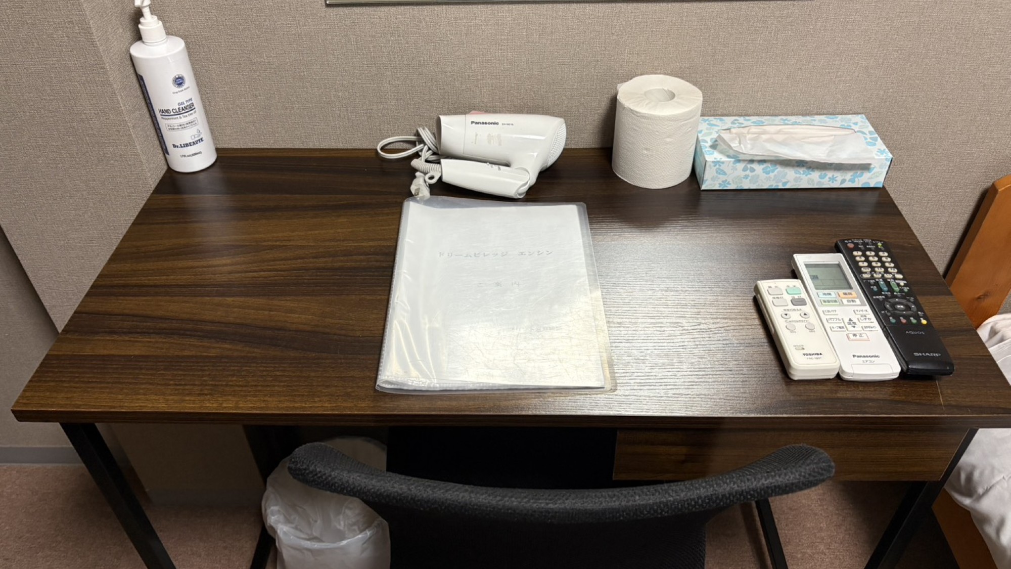 シングルルーム：パソコンを広げることのできる広々としたデスクや消毒用アルコールやドライヤーも完備。
