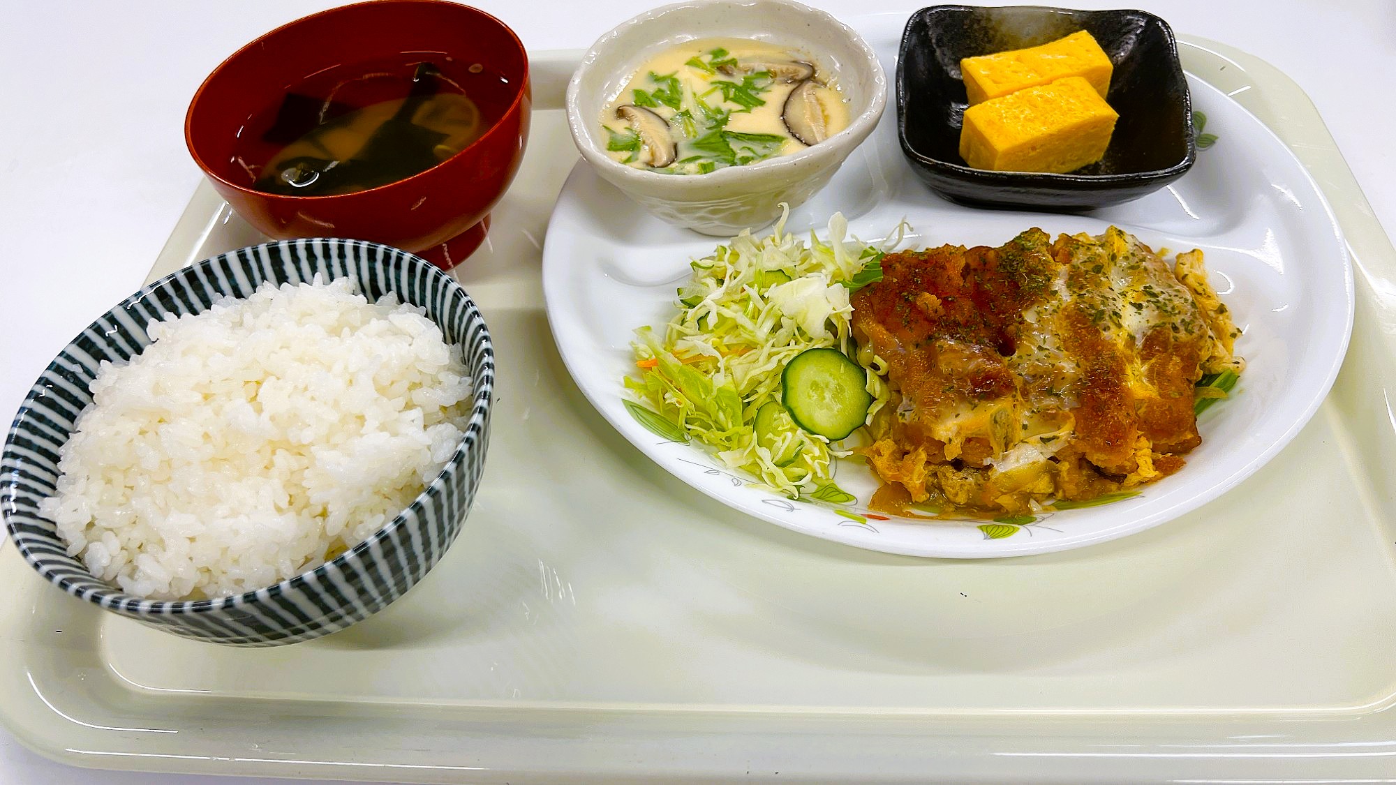 ご朝食一例：できたてのお料理を日替わりメニューにてお楽しみいただけます。
