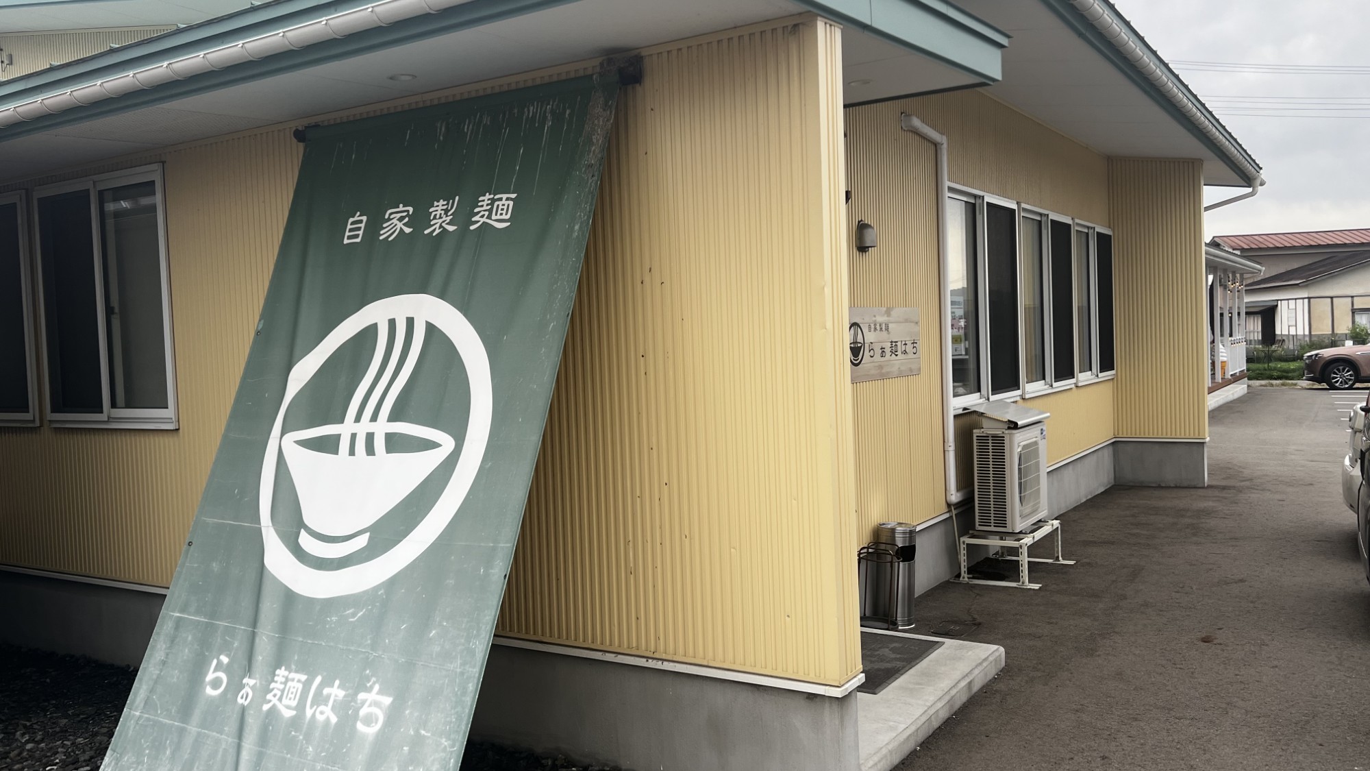 周辺には徒歩圏内に飲食店もございます。夕食時などにご利用いただけます。