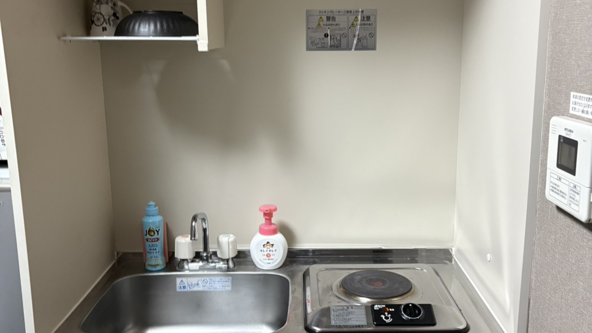 シングルルーム：各部屋にミニキッチン・冷蔵庫・電子レンジ・調理器具や食器があるので自炊も可能です。