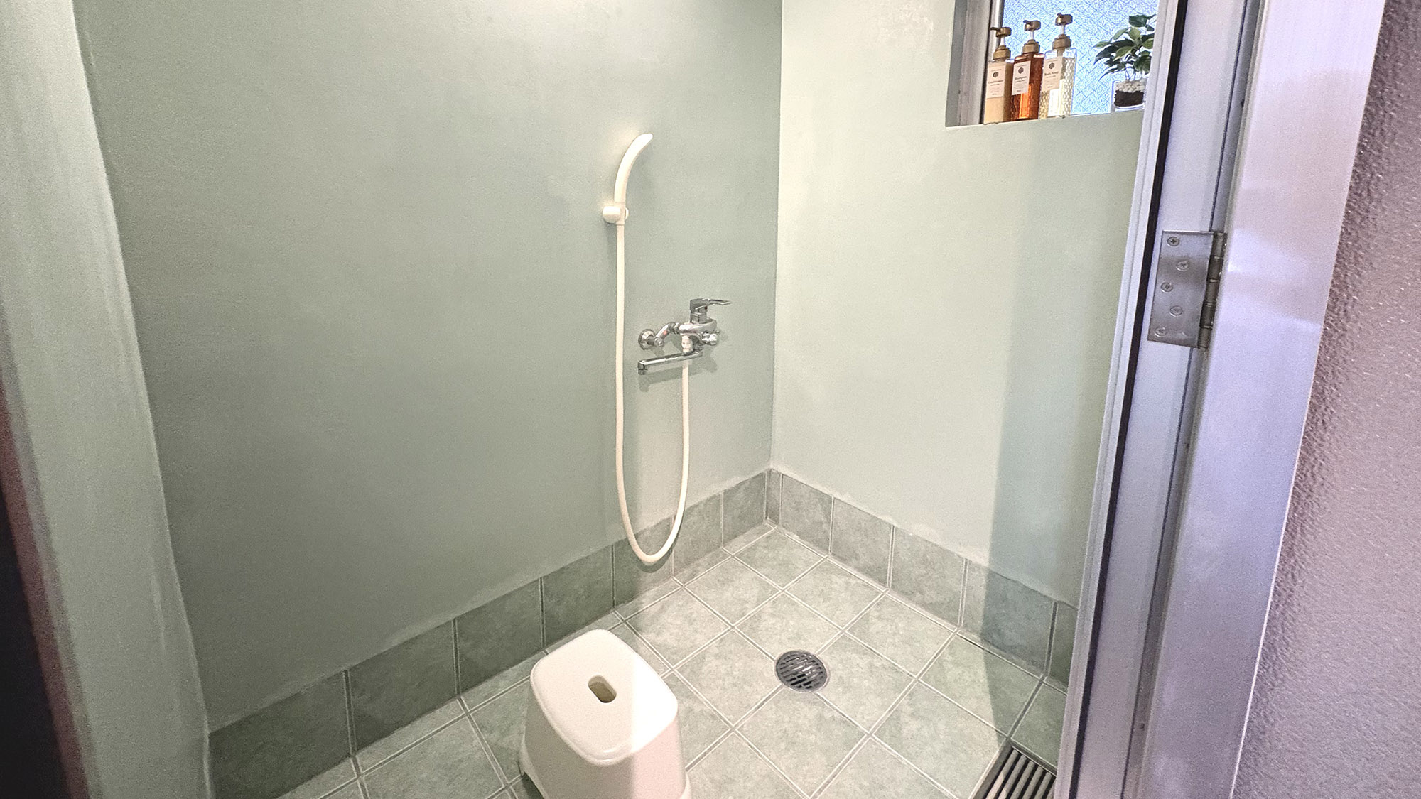 ・【ダブルルーム〈シャワー付〉】ゆとりのあるシャワールーム。疲れた体をシャワーでリフレッシュ♪