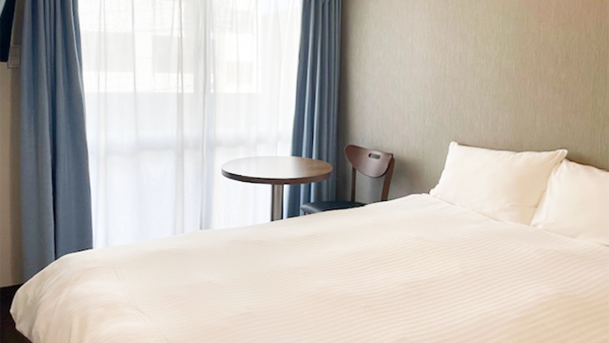 ・【ダブルルーム〈シャワー付〉】柔らかな光が差し込む居心地良い空間　心安らぐひとときを