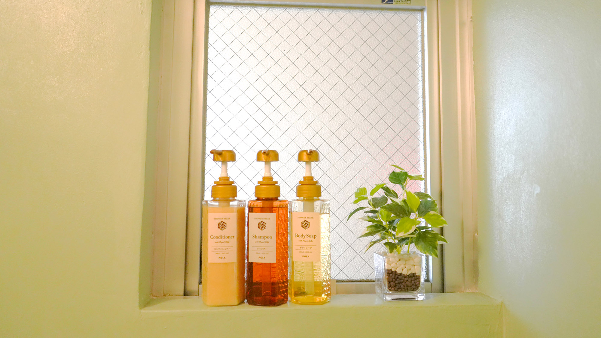 ・【ダブルルーム〈シャワー付〉】シャンプーやボディソープを完備。持参の必要がなく荷物が軽減できます