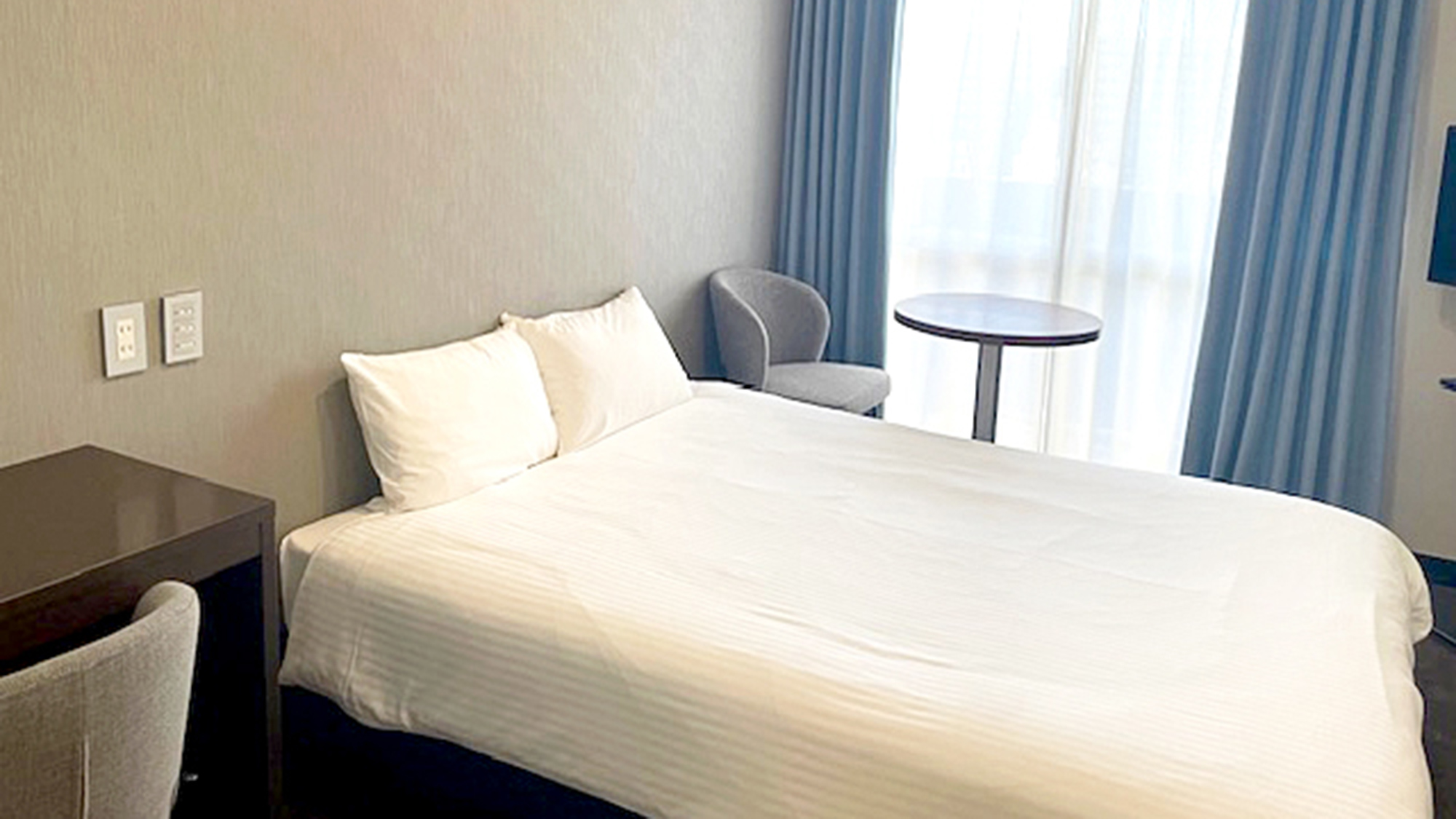 ・【ダブルルーム〈バスタブ付〉】天井高の開放的な雰囲気のお部屋です。