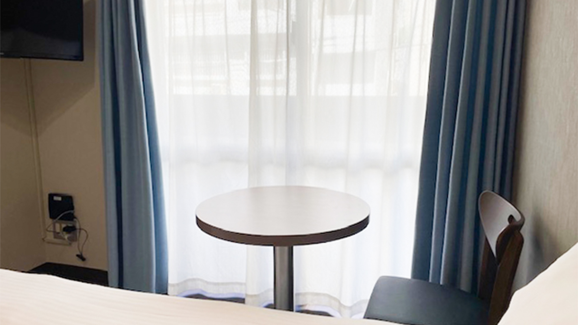 ・【ダブルルーム〈シャワー付〉】窓の景色を眺めながら書き物やお部屋での軽食に便利なテーブル＆チェアー