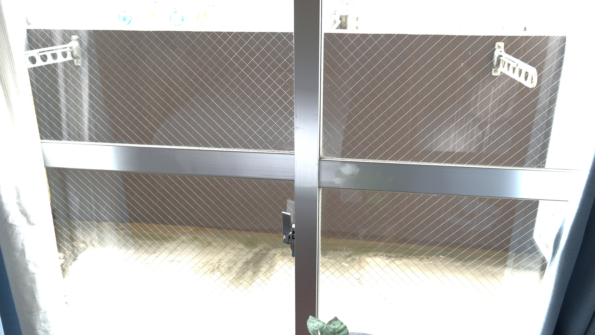 ・【バルコニー】お部屋はバルコニー付きで開放的です。窓を開ければ那覇の街並みを眺められます