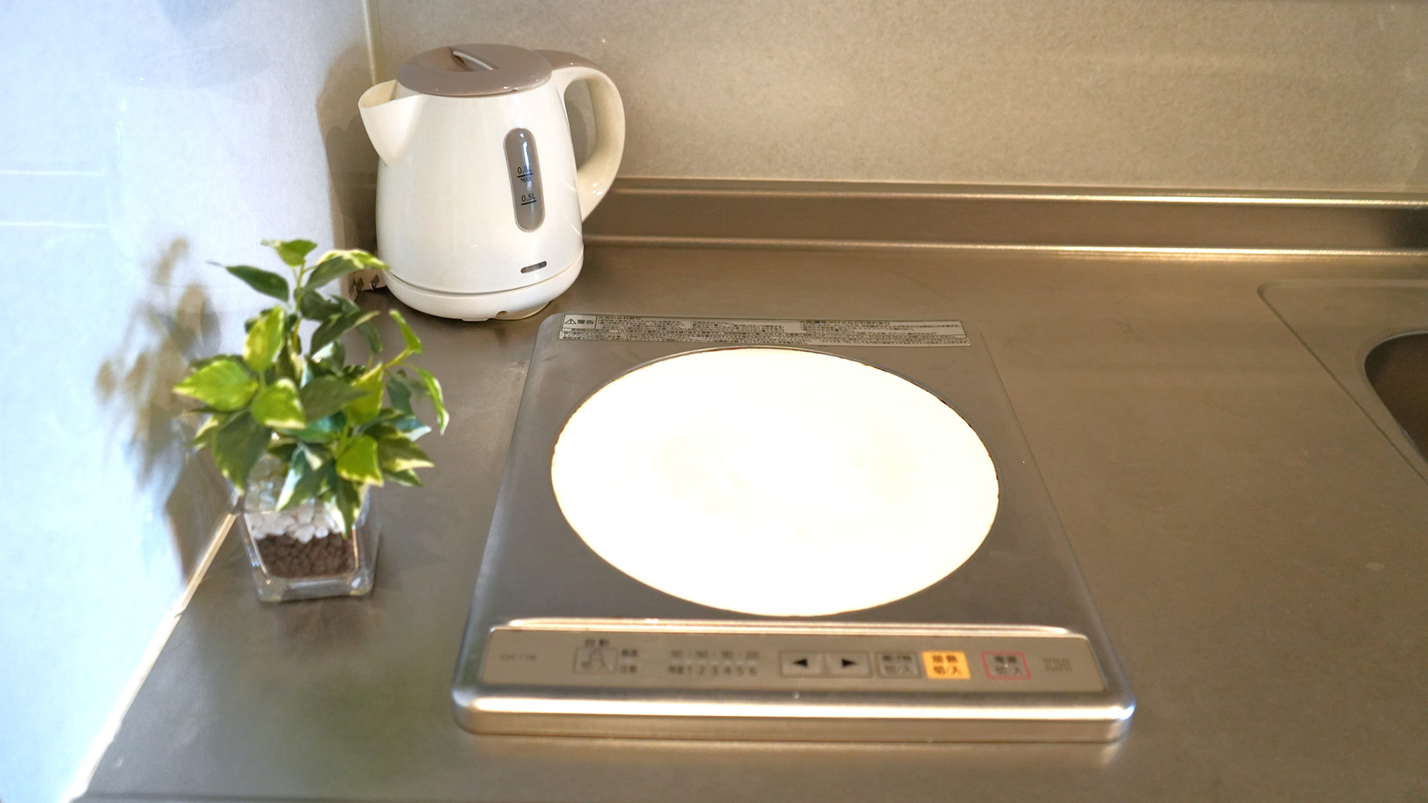 ・【キッチン】火を使わないIHクッキングヒーターを完備。安心してお使いいただけます