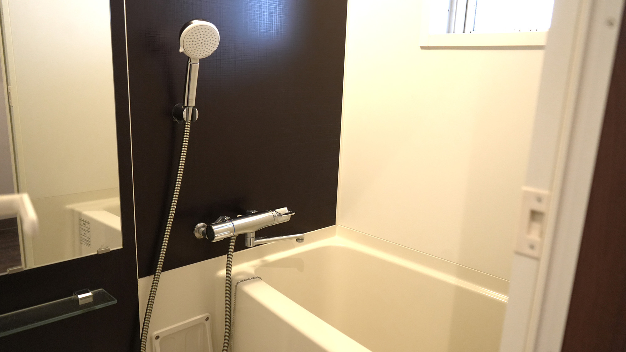 ・【バスルーム】大きな鏡を完備。落ち着いた雰囲気で汗と共に旅の疲れを流せます