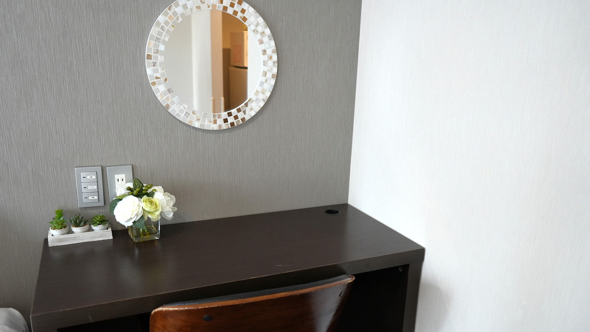 ・【ダブルルーム〈シャワー付〉】使いやすいテーブルを完備。ワーケーションでのパソコン作業にもピッタリ