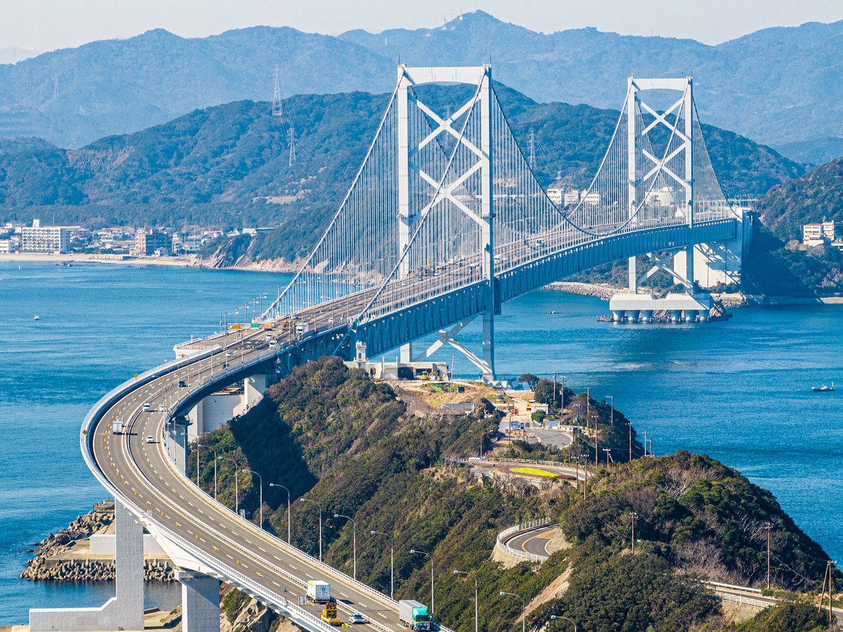 鳴門大橋（ホテルから車で11分）：うずまちテラスから見える鳴門大橋