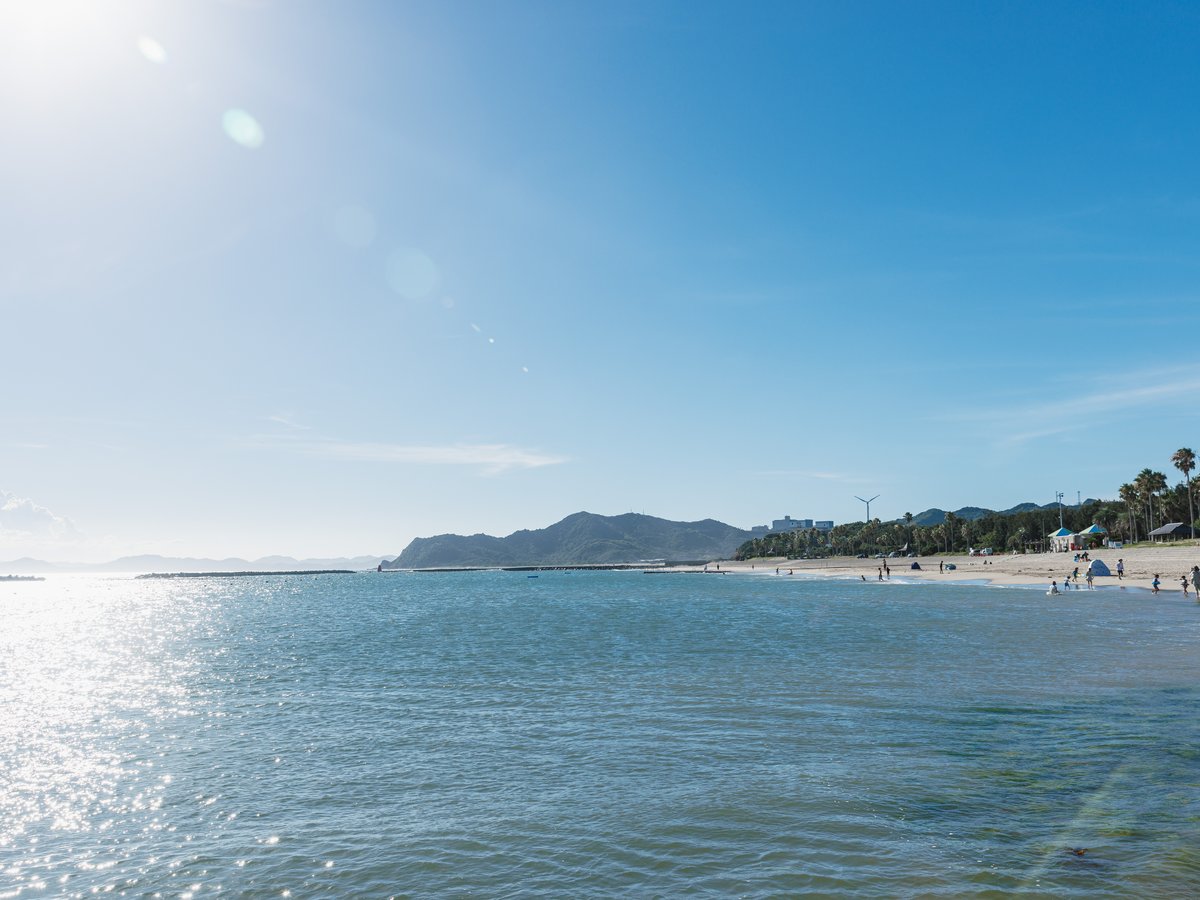 阿万海岸海水浴場（ホテルから車で14分）：かわいい壁画アートが目印の淡路島最南端の海水浴場