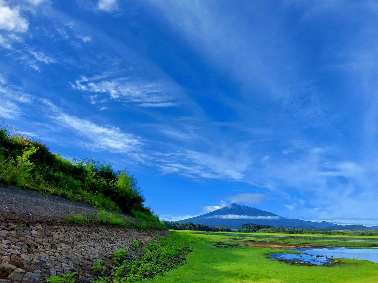 水のない湖面からの岩木山