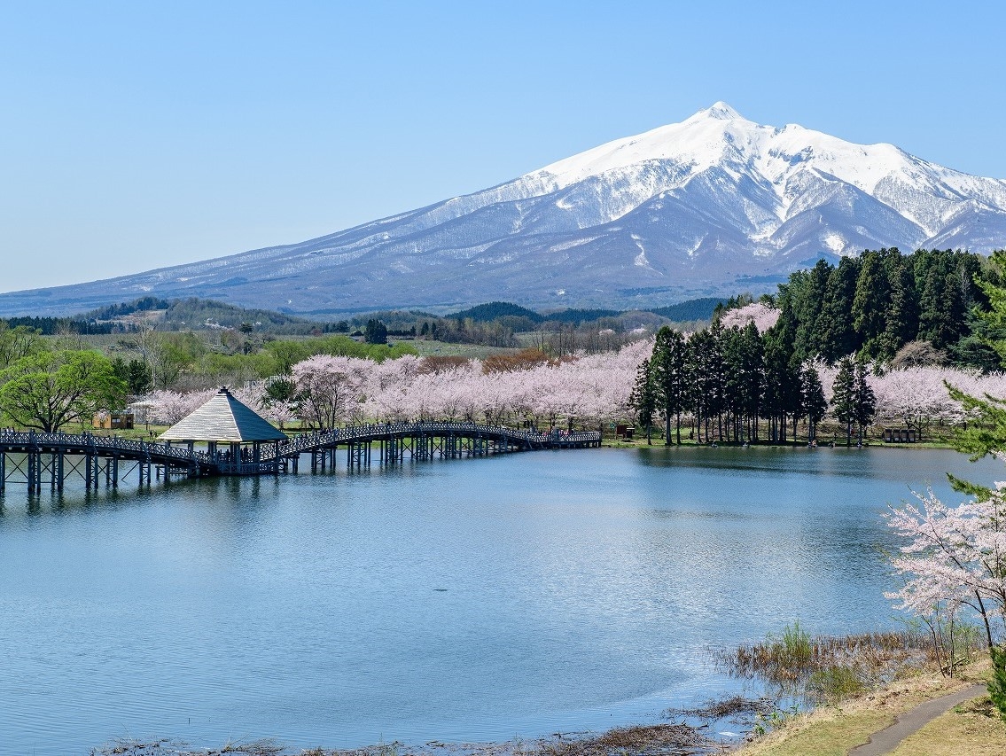 鶴の舞橋と岩木山　絶景の宿　つがる富士見荘
