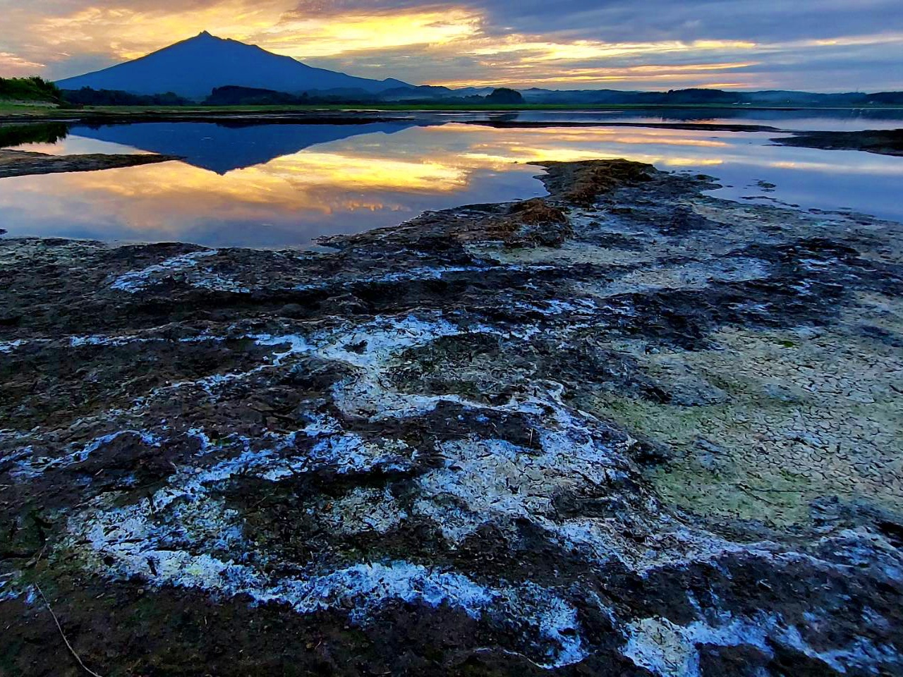 水のない湖面からの岩木山-廻堰大溜池-