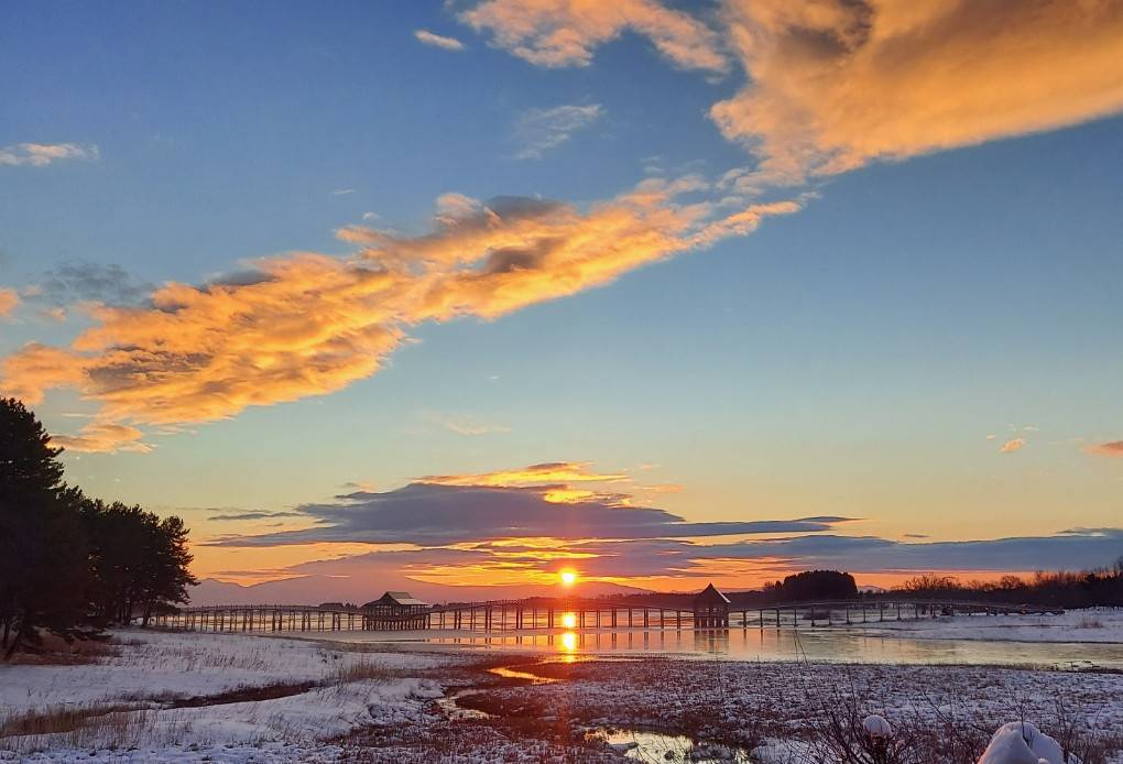 鶴の舞橋と日の出
