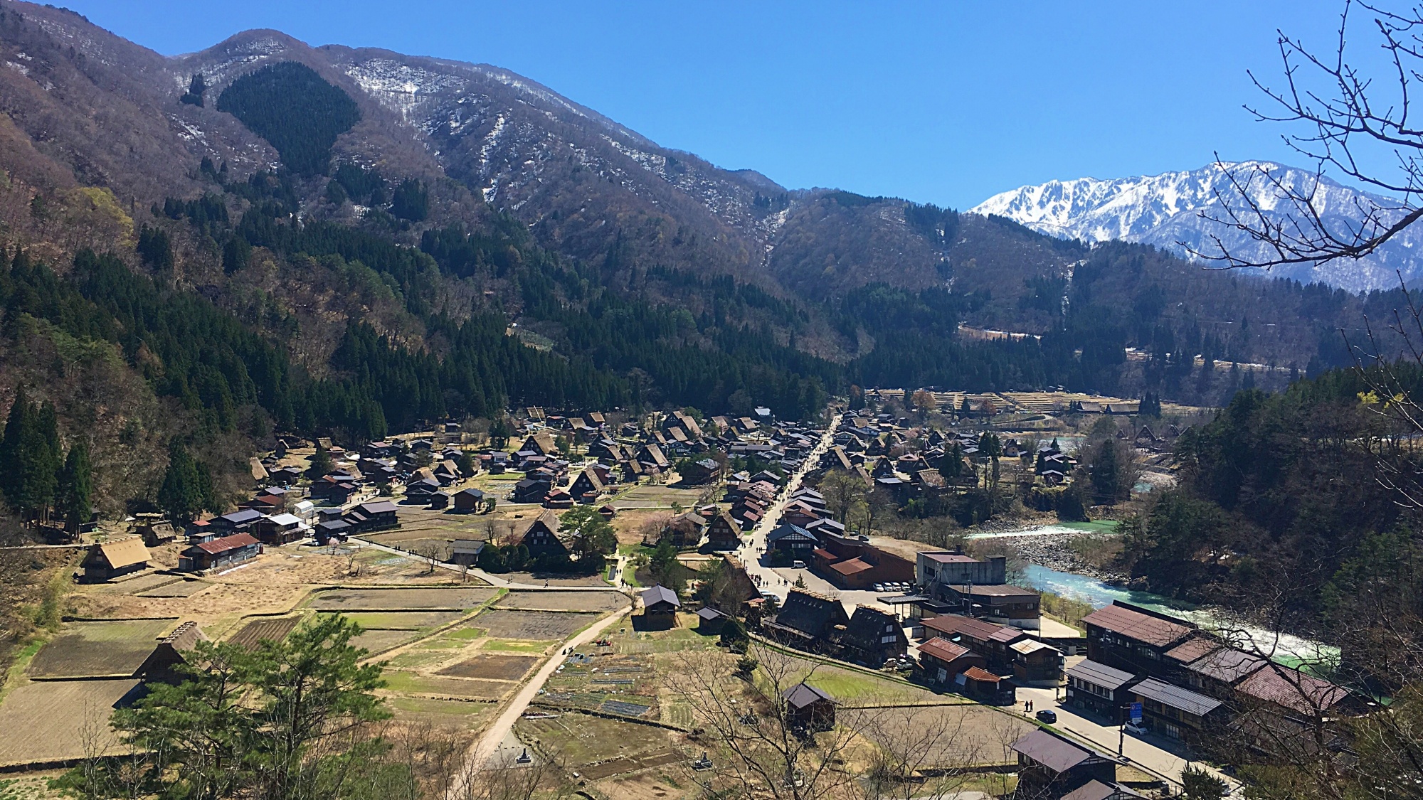 【周辺】春まだ浅い、白川郷荻町