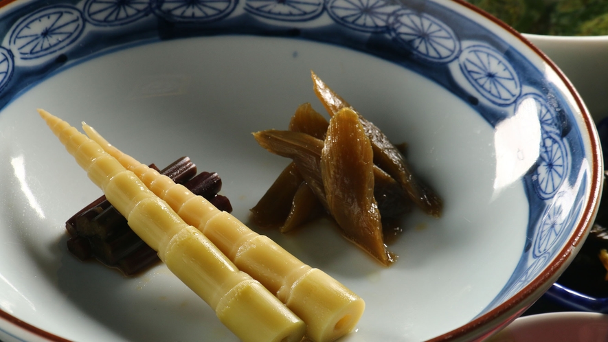 【夕食】 わらびの生姜醤油漬　姫竹の煮物　うどのキンピラ
