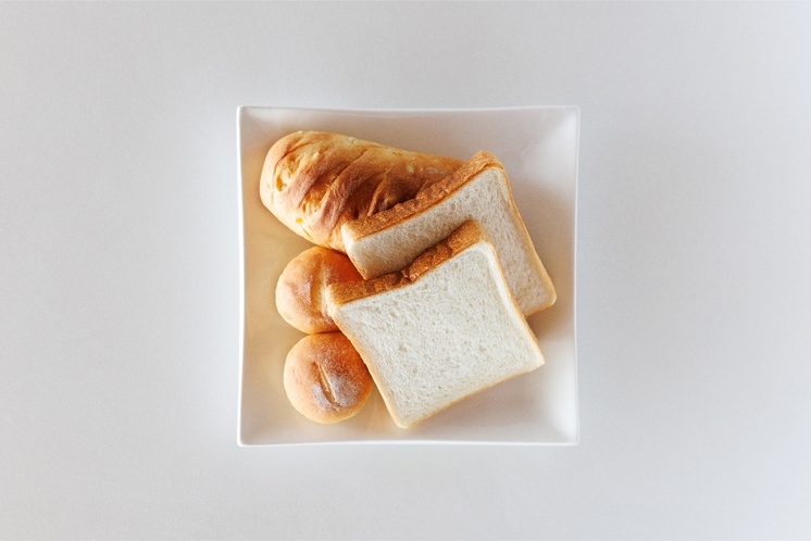 朝食セットサービス　地元の人気店「YOSHIPAN」さんのパン
