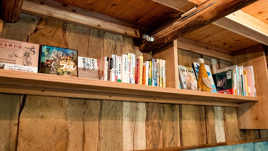 ・木の壁と一体感のある本棚がおしゃれなインテリアのポイントに
