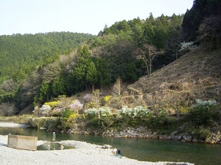 ペンション前の温泉が湧く大塔川