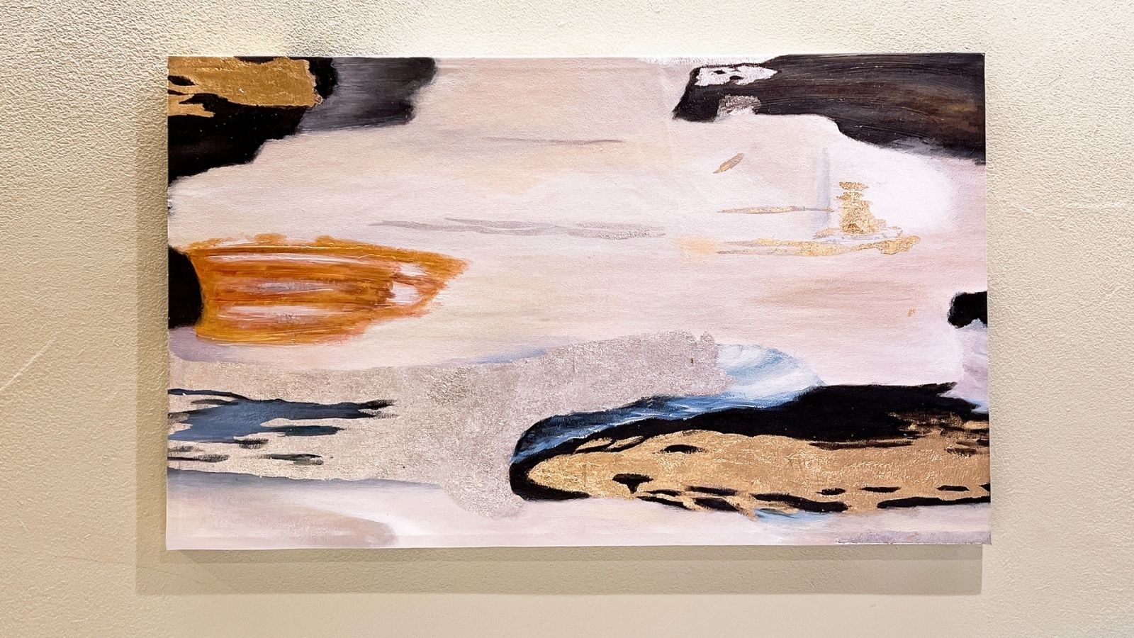 【204号室】客室を彩る印象的なアート作品