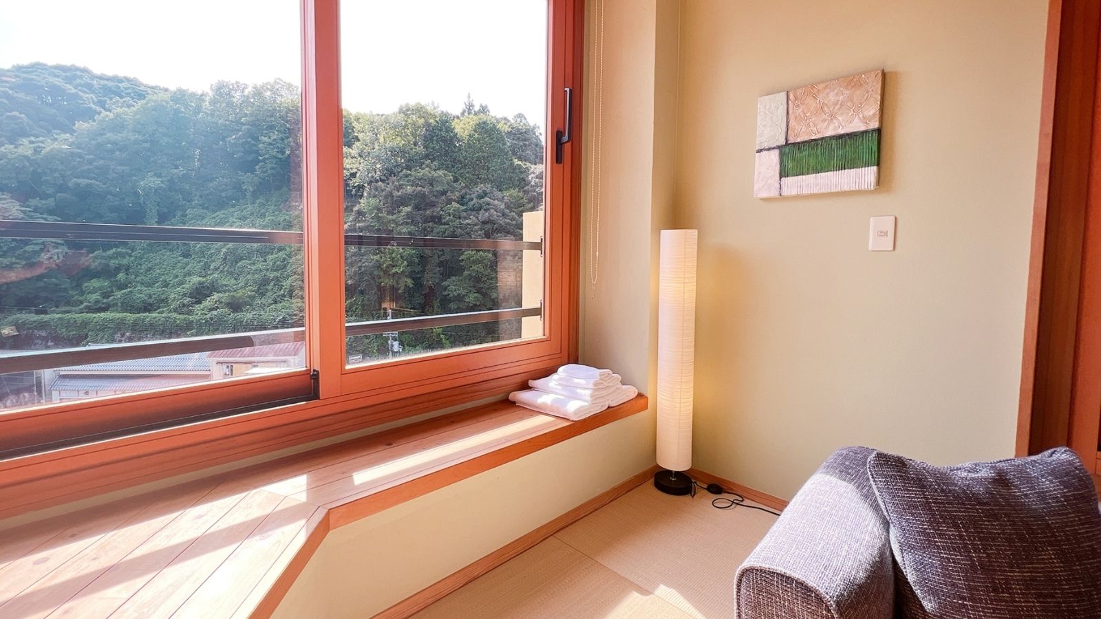 【301号室】窓辺で景色を眺めながら寛げる一角