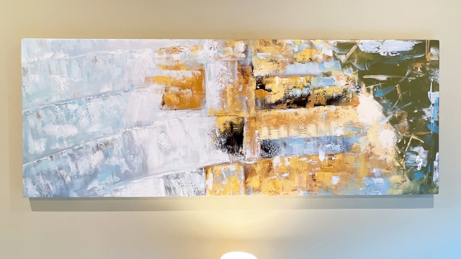 【205号室】やわらかな空間に映える印象的なアート