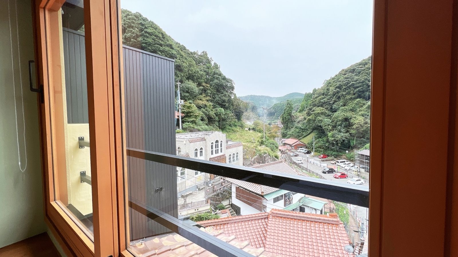 【303号室】窓辺から山あいの景色を望む客室