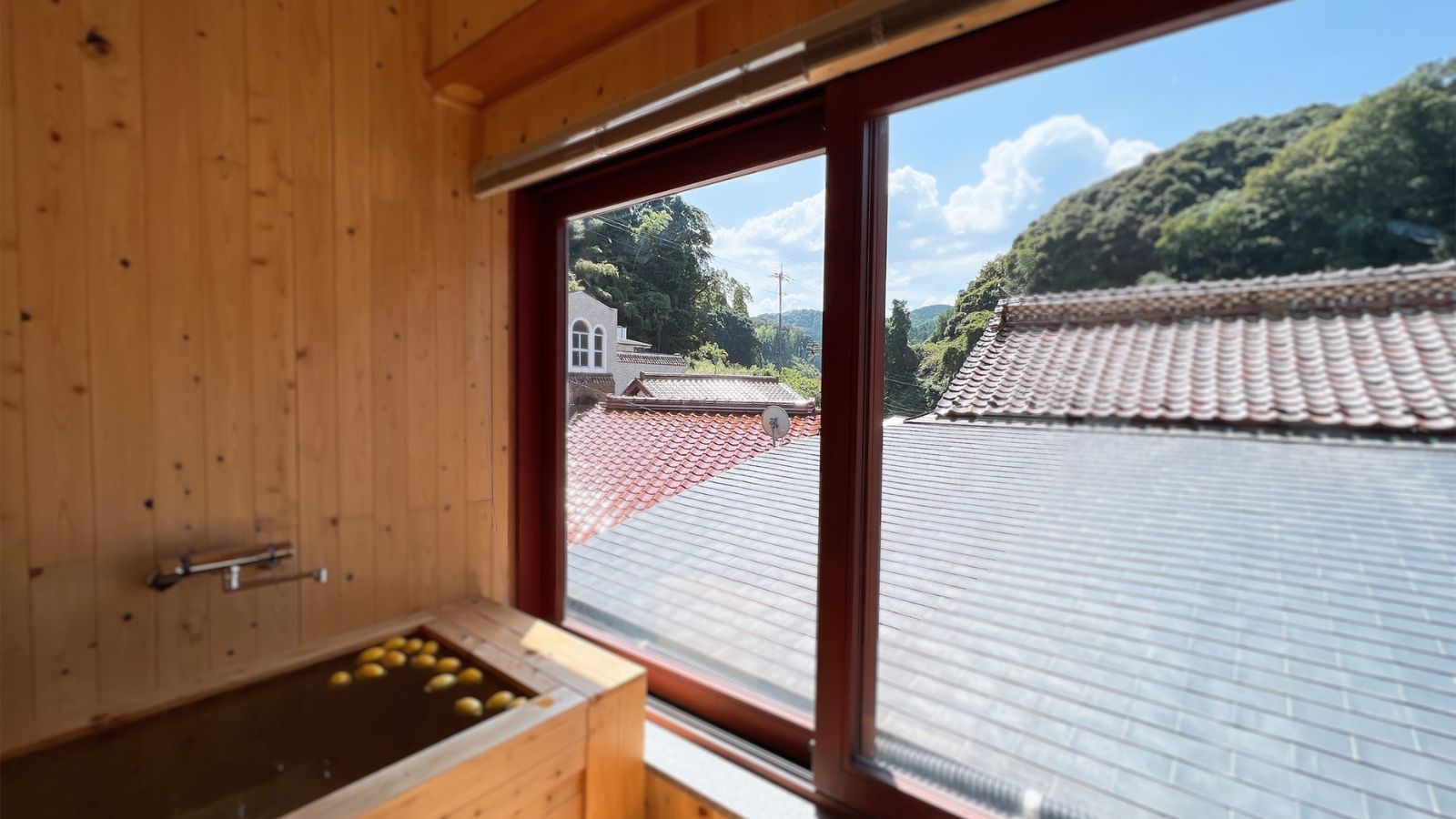 【温泉】やわらかな光が差し込み、開放感を感じる湯処で過ごすひととき