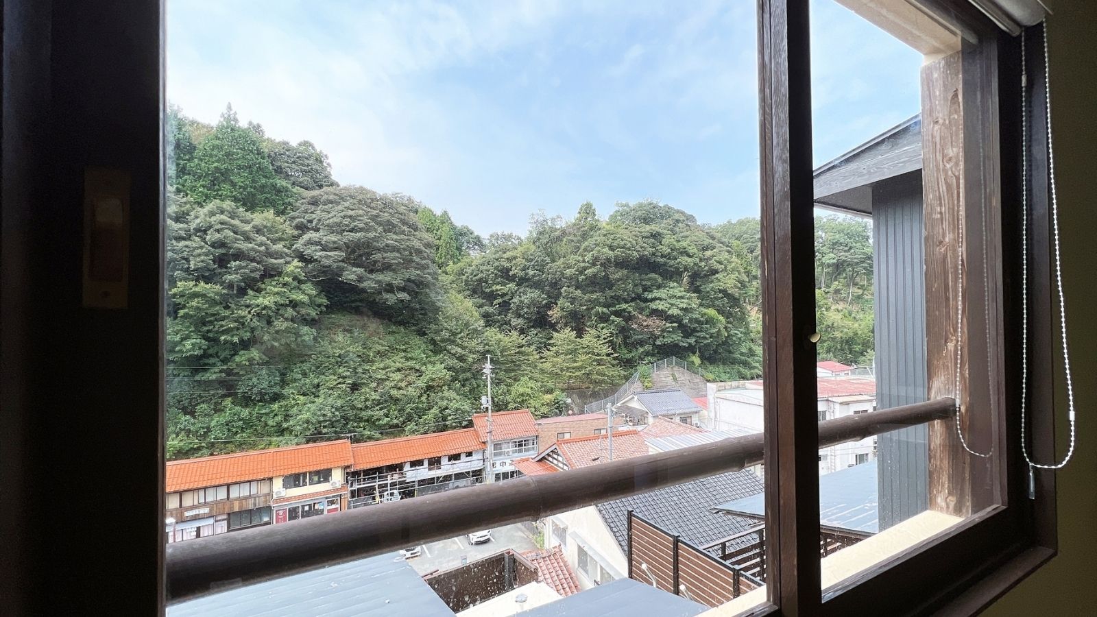 【202号室】窓辺で景色を楽しみながら、静かなひとときを過ごせます