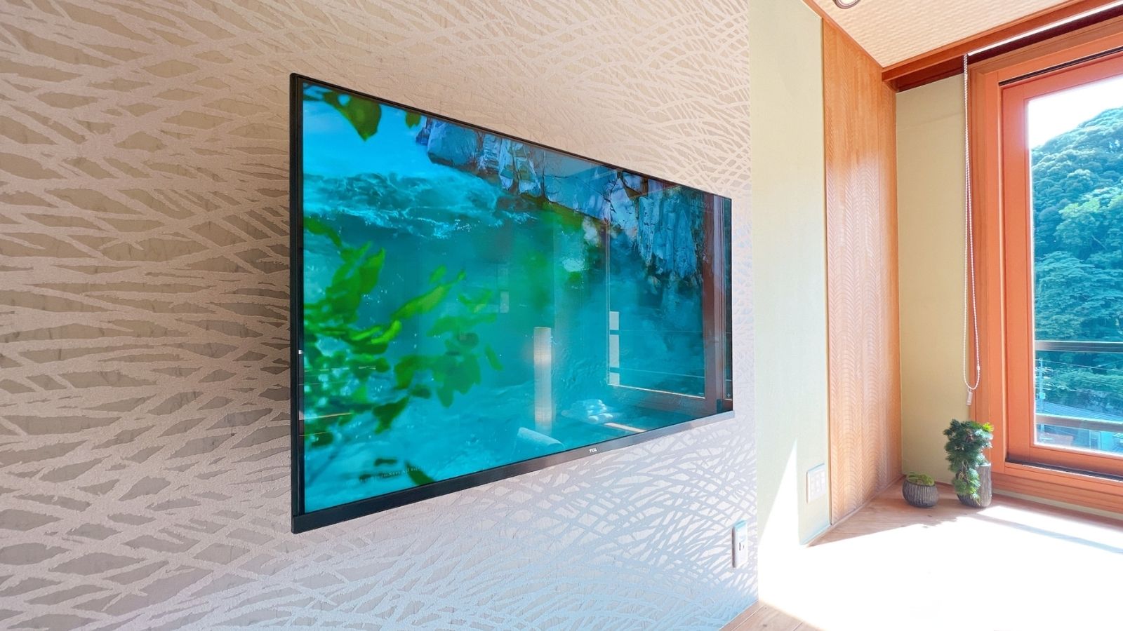 【301号室】大画面テレビを備えた客室空間