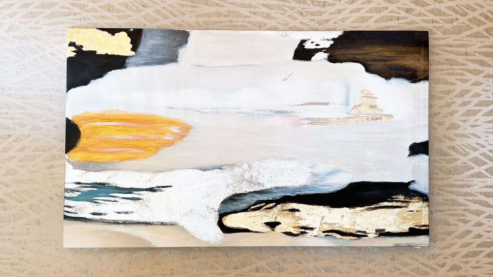 【305号室】客室を彩る印象的なアート作品
