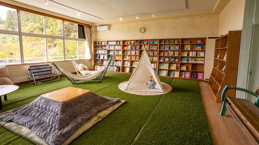 #図書室_大小様々なイベントに現れる移動図書館「paradise books」が監修する図書室です。