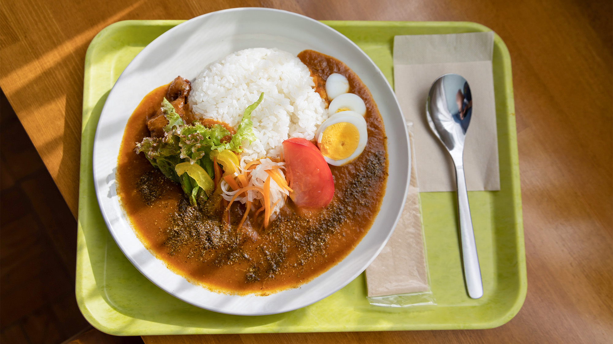 #カフェラウンジ_給食で使用していた懐かしいトレーの上には地元食材で作られた美味しいカレーが♪