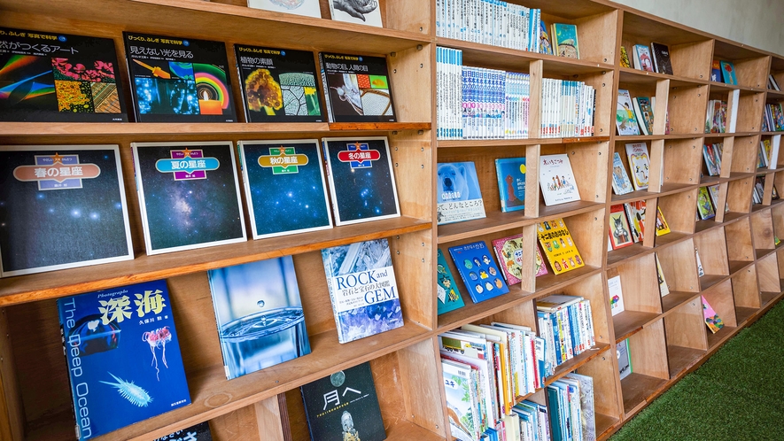 #図書室_大小様々なイベントに現れる移動図書館「paradise books」が監修する図書室です。