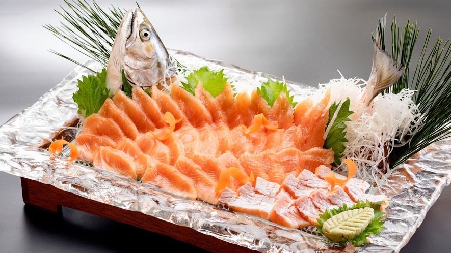 *【ビワマスのお造り】琵琶湖の宝石と謳われる貴重な魚です。上質なトロのような味わいです（写真は5人前