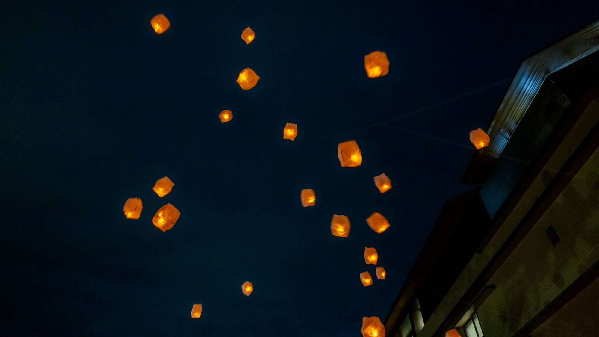 願い事を書いて箱根の夜空にランタンを打ち上げる箱根小涌園ランタンナイト♪